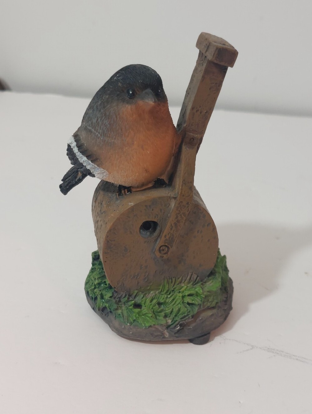 Adorable Finch Bird Resin Music Box Plays Birds Singing Apprx 5"